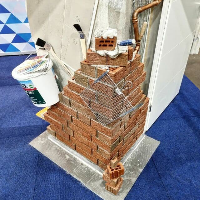 Gemauerte Ziegelpyramide auf dem Betriebsgelände