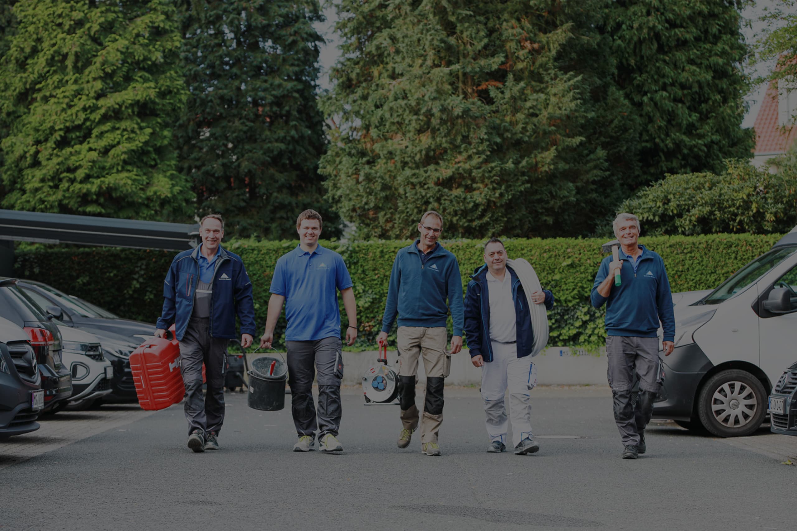 Das Team von Wohnbau Expert mit Werkzeug auf dem Betriebshof in Münster