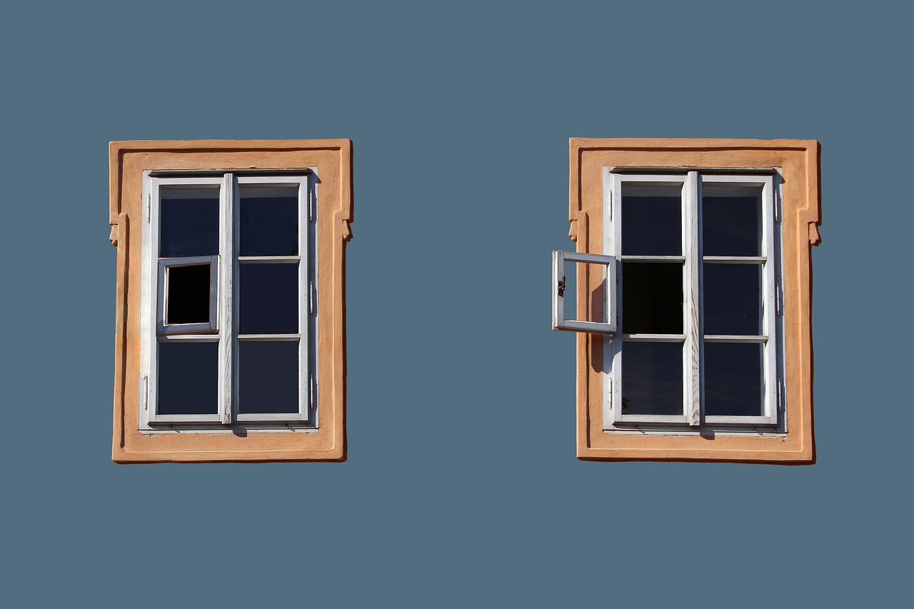Fenster auf blauer Wand, Fenster Sanierung Münster